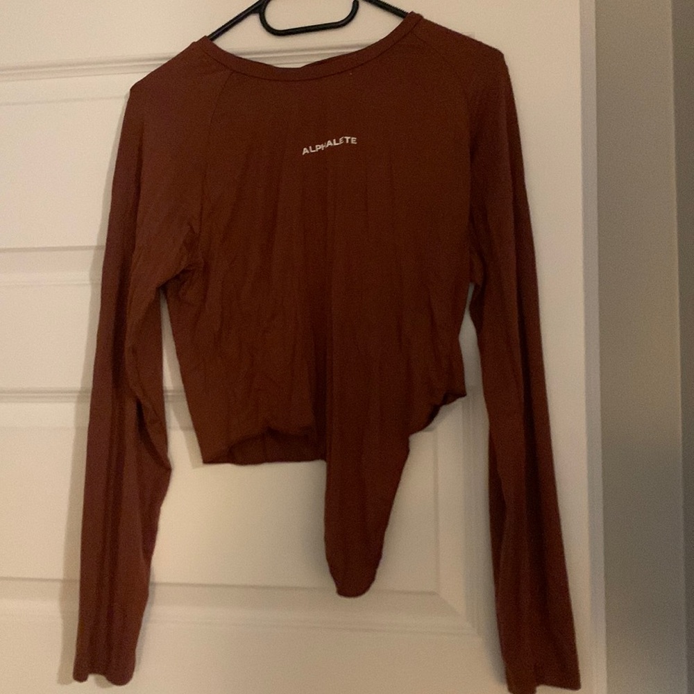 Alphalete stretchy cross knot crop long sleeve